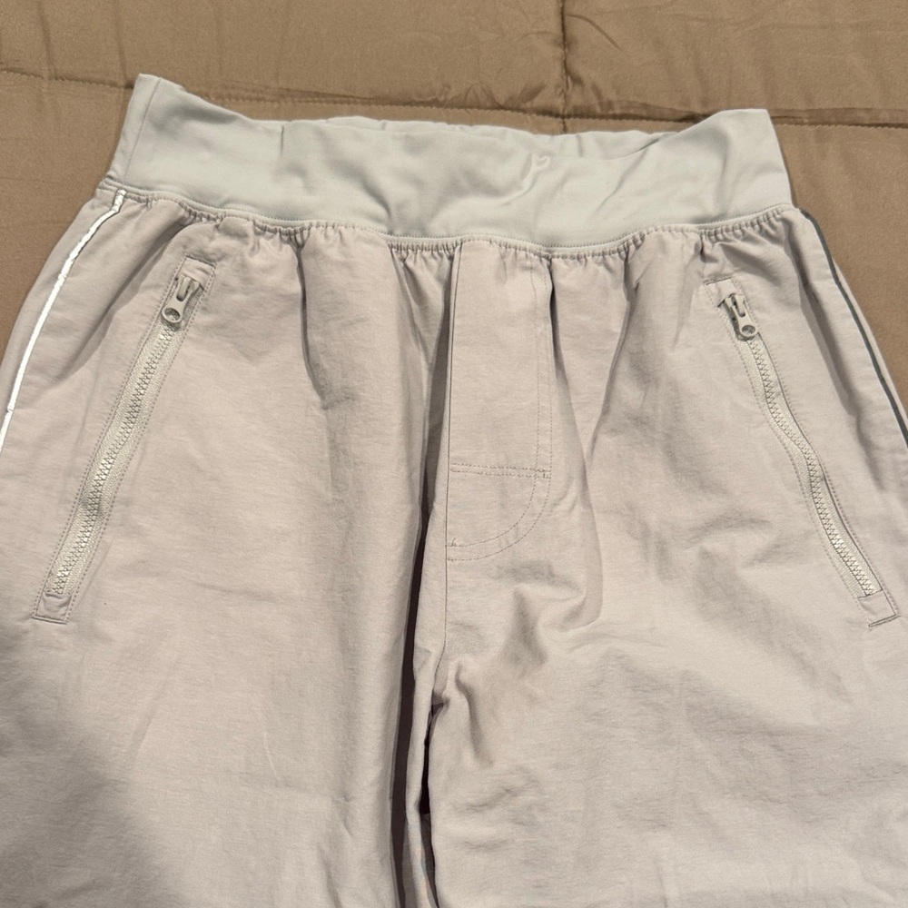 ALO Yoga Trackpant Joggers - Picture 3 of 8